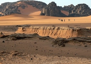Guests enjoy a walk across the Sahara with Expert Algeria travel agency